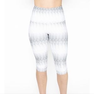 NWT Nominou Sporty Capri – Jules Feather White